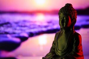 Buda purnima y vesak día concepto, Buda estatua con bajo llave ligero en contra hermosa y vistoso antecedentes. meditación foto