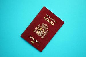 rojo Español pasaporte de europeo Unión en azul antecedentes cerca arriba foto