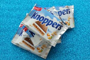 kyiv, ucrania - 4 de mayo de 2022 packshot de knoppers crispy waffle sandwiches producto foto