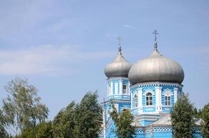 Pavlogrado, Ucrania - agosto 13, 2019 plata domos de Iglesia de el suposición de el bendito Virgen María en tiempo de día foto