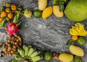 tropical Fruta surtido en oscuro antecedentes foto