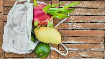 sostenible tienda de comestibles esenciales en reutilizable bolso foto