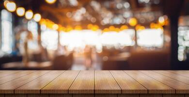 ai generado vacío de madera mesa parte superior con luces bokeh en difuminar restaurante antecedentes. foto