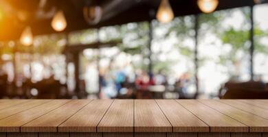 ai generado vacío de madera mesa parte superior con luces bokeh en difuminar restaurante antecedentes. foto