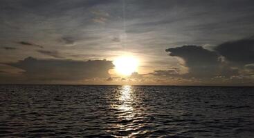 puesta de sol terminado el mar. hermosa puesta de sol terminado el mar. el Dom es reflejado en el agua. foto