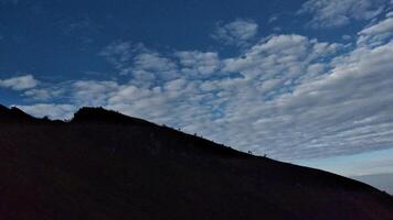 nubes en el azul cielo terminado un montaña rango en el verano foto