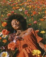 ai generado hippie estilo negro mujer en un relajante actitud acostado en un hermosa campo de flores foto