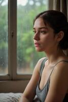 ai generado sombrío lluvioso escena expresivo retrato de triste mujer por el ventana foto