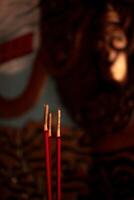 ardiente oración palos llenar el habitación como fumar olas desde el oración habitación durante chino nuevo año celebraciones eng un rey templo, malang, Indonesia foto