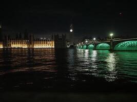 casas de parlamento y Westminster puente a noche en Londres foto