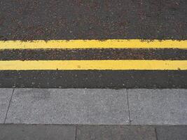 double yellow line no park sign photo