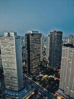 el altura de edificios en moderno tokio foto