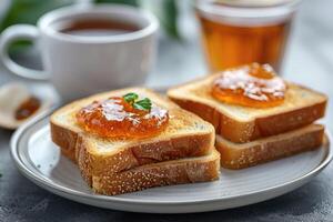 ai generado tostadas con frutas mermelada en cocina mesa profesional publicidad comida fotografía foto