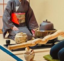 preparación de japonés té por un japonés mujer foto