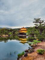 amarillo pagoda reflexiones en el lago agua foto