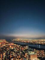 nocturno paisaje urbano de el ciudad de tokio foto