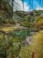pequeño lago y estructuras en nacional parque de Japón foto