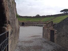 Pompeya, el antiguo romano ciudad enterrado por el erupción de montar Vesubio, soportes como un la unesco mundo patrimonio sitio, ofrecimiento un único vislumbrar dentro diario vida durante el romano imperio. foto