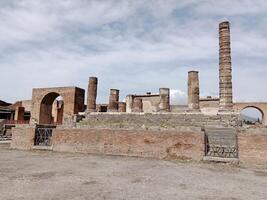 Pompeya, el antiguo romano ciudad enterrado por el erupción de montar Vesubio, soportes como un la unesco mundo patrimonio sitio, ofrecimiento un único vislumbrar dentro diario vida durante el romano imperio. foto