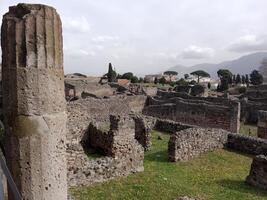 Pompeya, el antiguo romano ciudad enterrado por el erupción de montar Vesubio, soportes como un la unesco mundo patrimonio sitio, ofrecimiento un único vislumbrar dentro diario vida durante el romano imperio. foto