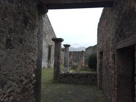 Pompeya, el antiguo romano ciudad enterrado por el erupción de montar Vesubio, soportes como un la unesco mundo patrimonio sitio, ofrecimiento un único vislumbrar dentro diario vida durante el romano imperio. foto