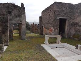 Pompeya, el antiguo romano ciudad enterrado por el erupción de montar Vesubio, soportes como un la unesco mundo patrimonio sitio, ofrecimiento un único vislumbrar dentro diario vida durante el romano imperio. foto