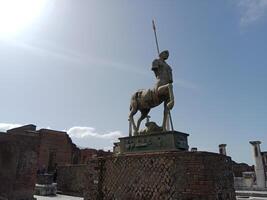 Pompeya, el antiguo romano ciudad enterrado por el erupción de montar Vesubio, soportes como un la unesco mundo patrimonio sitio, ofrecimiento un único vislumbrar dentro diario vida durante el romano imperio. foto