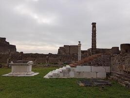 Pompeya, el antiguo romano ciudad enterrado por el erupción de montar Vesubio, soportes como un la unesco mundo patrimonio sitio, ofrecimiento un único vislumbrar dentro diario vida durante el romano imperio. foto