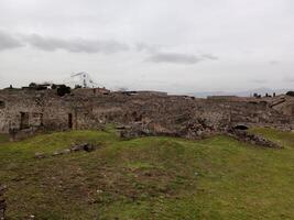 Pompeya, el antiguo romano ciudad enterrado por el erupción de montar Vesubio, soportes como un la unesco mundo patrimonio sitio, ofrecimiento un único vislumbrar dentro diario vida durante el romano imperio. foto