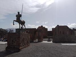 Pompeya, el antiguo romano ciudad enterrado por el erupción de montar Vesubio, soportes como un la unesco mundo patrimonio sitio, ofrecimiento un único vislumbrar dentro diario vida durante el romano imperio. foto