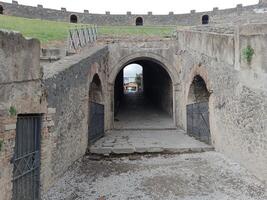 Pompeya, el antiguo romano ciudad enterrado por el erupción de montar Vesubio, soportes como un la unesco mundo patrimonio sitio, ofrecimiento un único vislumbrar dentro diario vida durante el romano imperio. foto