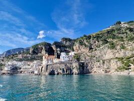 el magnífico amalfi costa en Italia es celebrado para sus asombroso costero vistas, encantador pueblos, y Rico cultural herencia. foto