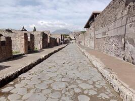 Pompeya, el antiguo romano ciudad enterrado por el erupción de montar Vesubio, soportes como un la unesco mundo patrimonio sitio, ofrecimiento un único vislumbrar dentro diario vida durante el romano imperio. foto