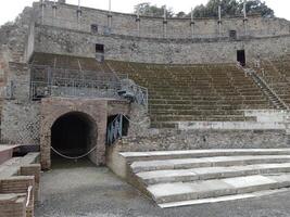 Pompeya, el antiguo romano ciudad enterrado por el erupción de montar Vesubio, soportes como un la unesco mundo patrimonio sitio, ofrecimiento un único vislumbrar dentro diario vida durante el romano imperio. foto