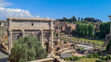 el romano foro en Roma es un antiguo plaza ese servido como el corazón de político, comercial, y social vida en antiguo Roma. foto