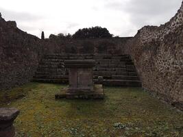 Pompeya, el antiguo romano ciudad enterrado por el erupción de montar Vesubio, soportes como un la unesco mundo patrimonio sitio, ofrecimiento un único vislumbrar dentro diario vida durante el romano imperio. foto