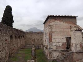 Pompeya, el antiguo romano ciudad enterrado por el erupción de montar Vesubio, soportes como un la unesco mundo patrimonio sitio, ofrecimiento un único vislumbrar dentro diario vida durante el romano imperio. foto