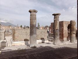 Pompeya, el antiguo romano ciudad enterrado por el erupción de montar Vesubio, soportes como un la unesco mundo patrimonio sitio, ofrecimiento un único vislumbrar dentro diario vida durante el romano imperio. foto