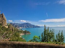 el magnífico amalfi costa en Italia es celebrado para sus asombroso costero vistas, encantador pueblos, y Rico cultural herencia. foto