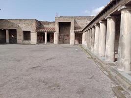 Pompeya, el antiguo romano ciudad enterrado por el erupción de montar Vesubio, soportes como un la unesco mundo patrimonio sitio, ofrecimiento un único vislumbrar dentro diario vida durante el romano imperio. foto