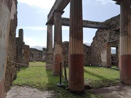 Pompeya, el antiguo romano ciudad enterrado por el erupción de montar Vesubio, soportes como un la unesco mundo patrimonio sitio, ofrecimiento un único vislumbrar dentro diario vida durante el romano imperio. foto