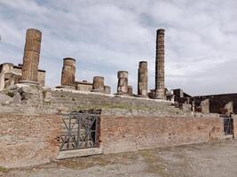 Pompeya, el antiguo romano ciudad enterrado por el erupción de montar Vesubio, soportes como un la unesco mundo patrimonio sitio, ofrecimiento un único vislumbrar dentro diario vida durante el romano imperio. foto