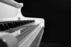 ai generado blanco piano en negro antecedentes. generativo ai foto