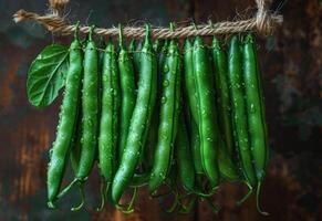 ai generado verde frijoles en cuerda. verde frijoles con agua gotas foto