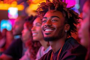 ai generado joven hombre sonrisas mientras acecho espectáculo a teatro foto