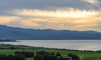 nubes puesta de sol terminado el montañas y el Mediterráneo mar en Chipre 5 5 foto