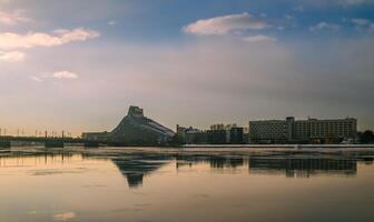 letón nacional biblioteca o castillo de ligero a puesta de sol foto