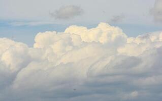 foto de blanco nubes y claro azul cielo en verano