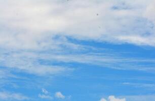 foto de nubes y claro azul cielo