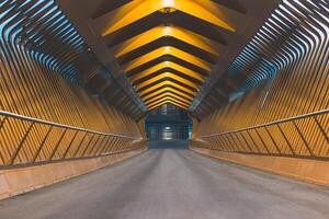 arquitectónico joya en el formar de un peatonal barco túnel en el Puerto de Amberes, occidental Bélgica. amarillo vigas formando un acanalado techo foto